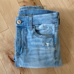 America Eagle High-Waisted Jegging; Light Wash; Size 6